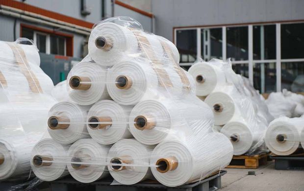 Rolki folii stretch w magazynie, gotowe do wysyłki od producenta.