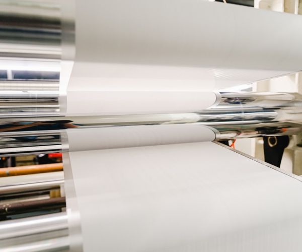 Rodzaje nadruków na opakowaniach foliowych: fleksografia, cyfrowy, offsetowy i rotograwiura.