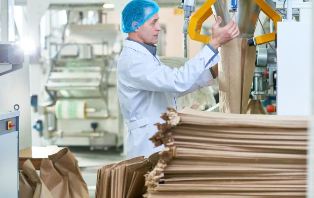 Pracownik przy produkcji worków do pakowania, różne rodzaje worków opakowaniowych.